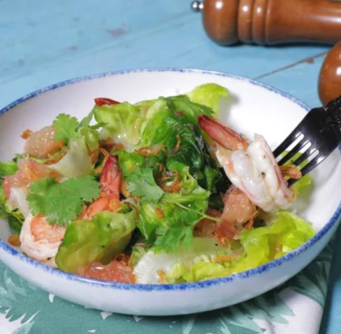 Ini cara buat salad prawn pomelo. (Foto: Dok. Endeus TV)