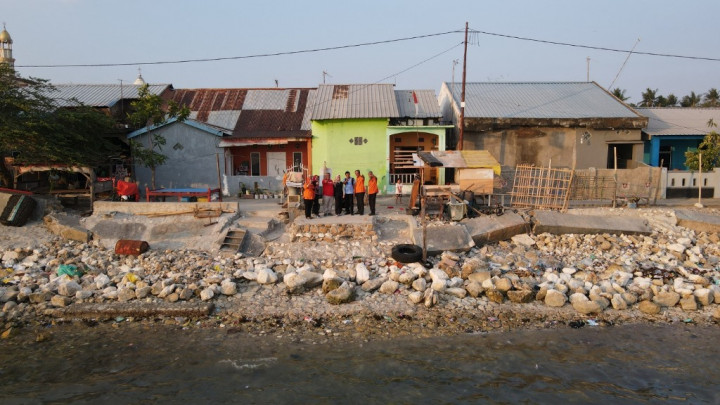 Salurkan Bansos Sembako dan PKH di Pulau Lae-lae, Pos Indonesia Berkomitmen Layani Daerah 3T