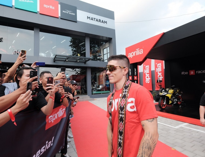 <i>Surprise!</i> Duet Pembalap Aprilia Nongol di Peresmian Outlet Motoplex Mataram