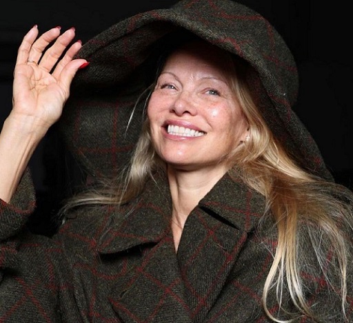 Pamela Anderson mengenakan koleksi Viviene Westwood. (Foto: Dok. Instagram/@pamelalovess/Getty Image)