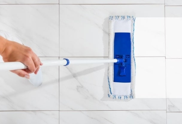 Tips Membersihkan Keramik, Pakai Cuka hingga Tepung Teriga