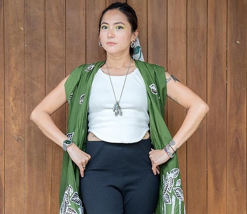 3 Cara 'Cantik' Pakai Kain Batik ala Poppy Sovia, Bikinnya Gampang Banget Lho!