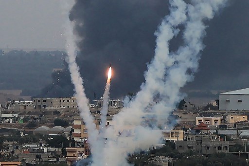 Roket dari pejuang Palestina yang ditembak dari perbatasasn Rafah. Foto: AFP