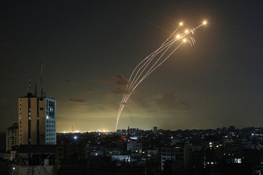 Sistem pertahanan rudal Iron Dome milik Israel halau roket dari Hamas. Foto: AFP