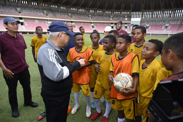 Sempat Bermain Sepak Bola dengan Anak Papua, Begini Pesan Wapres