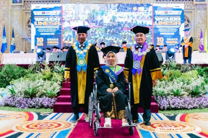 Kecelakaan Bikin Lulusan Terbaik Unesa Ini Hadir Wisuda Pakai Kursi Roda