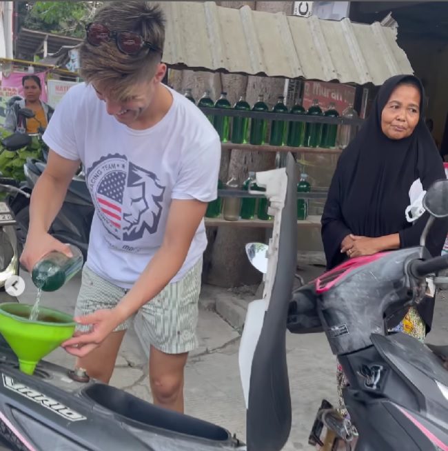 Viral! Pembalap Moto2 Marcos Ramirez Unggah Momen Beli Bensin Eceran di Mandalika