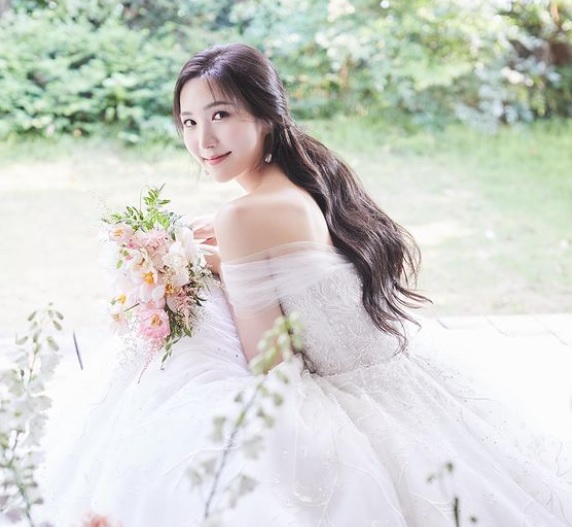 Yoo Kyung Eks Member Apink Umumkan Segera Menikah