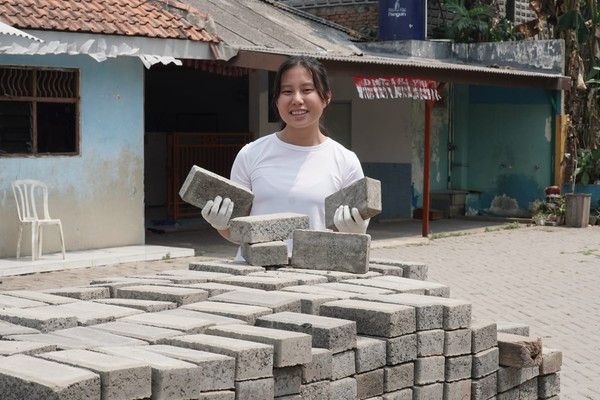Tekan Polusi Udara, Siswi SMA Ini Bikin Batu Bata Ramah Lingkungan