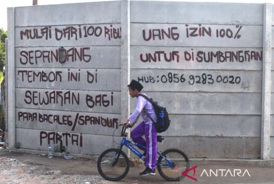 Tembok di Bekasi disewakan untuk kampanye caleg, foto: Antara