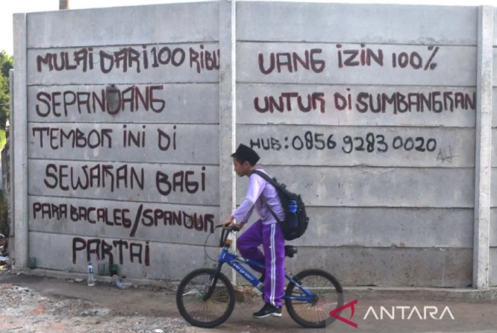 Unik! Ada Tembok di Bekasi yang Disewakan untuk Kampanye Caleg