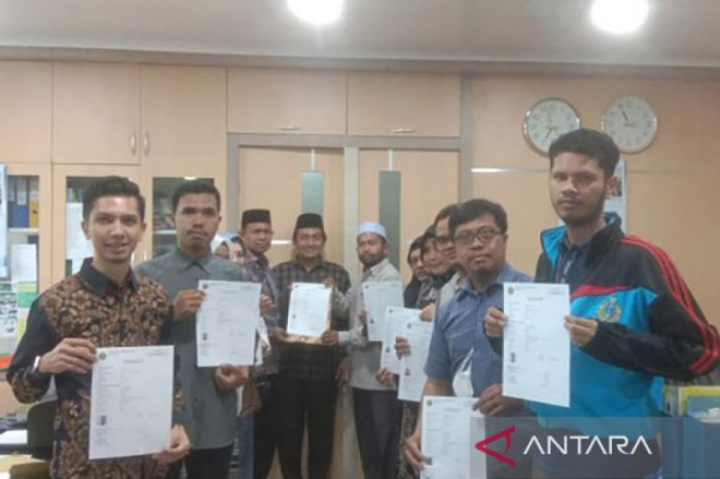Petugas Bidang PHU Kanwil Kemenag Aceh saat menerima berkas pelimpahan nomor porsi calon jamaah haji asal Kota Langsa, di Banda Aceh, Jumat (13/10/2023). (ANTARA/HO-Kemenag Aceh)