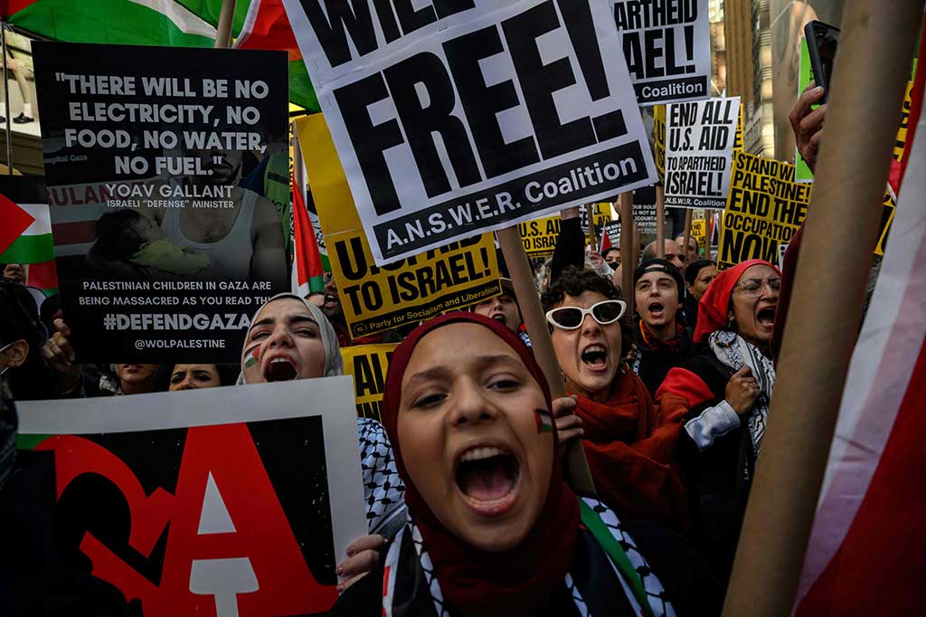 Ribuan Massa Turun ke Jalanan New York Serukan Pembebasan Palestina