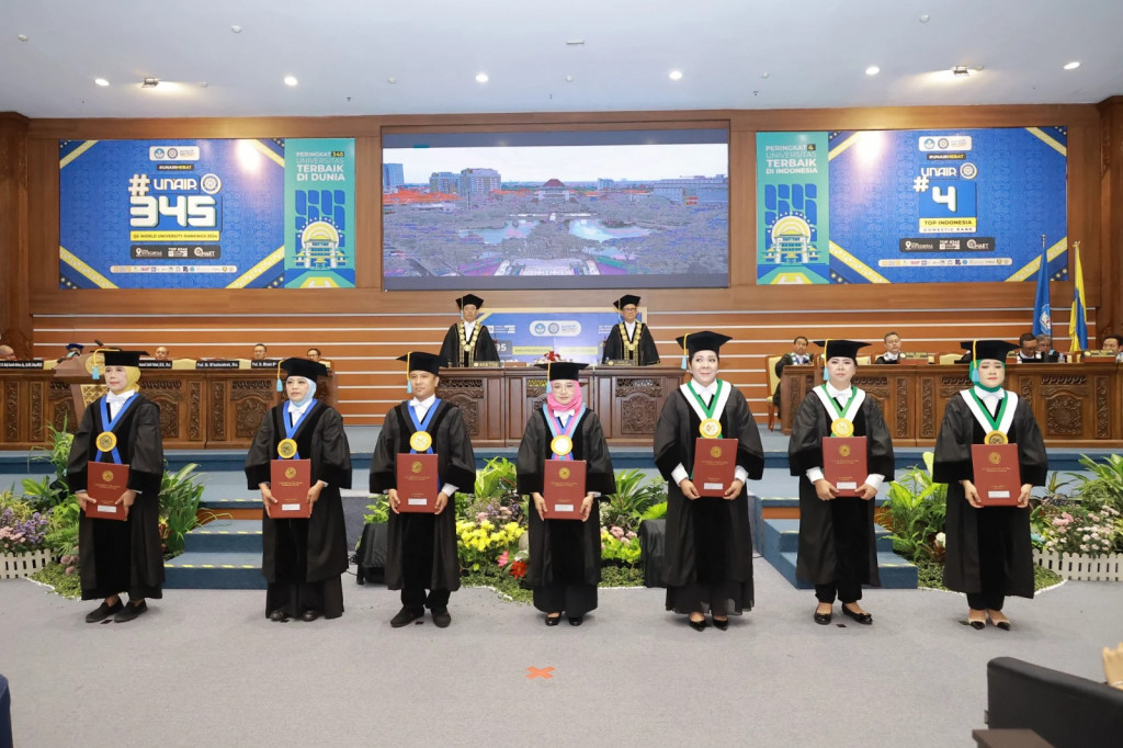 Unair mengukuhkan 7 guru besar baru. Foto: Unair