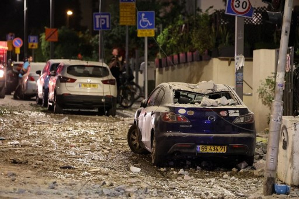 Kerusakan akibat serangan Hamas di salah satu ruas jalan di Tel Aviv, Israel, 7 Oktober 2023. (JACK GUEZ / AFP)