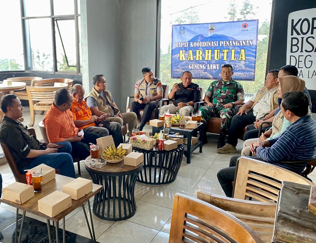 Kepala Pelaksana BPBD Jatim Gatot Soebroto memimpin rapat koordinasi lintas sektor terkait berakhirnya pemadaman karhutla Gunung Lawu. Dokumentasi/ BPBD Jatim