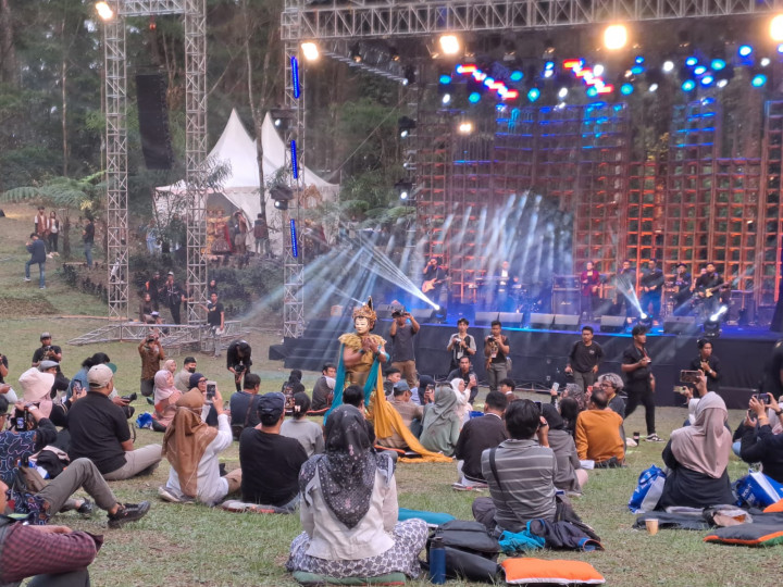 Tarian Maestro Lengger Rianto Awali Jazz Gunung Slamet