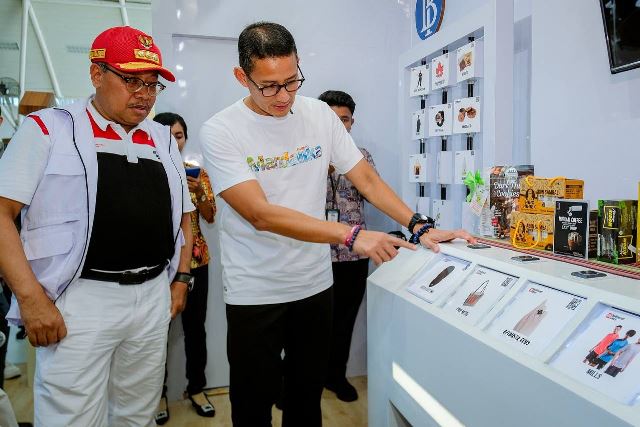 Menparekraf meninjau Planogram Goes to Mandalika di Bandar Udara Internasional Zainuddin Abdul Majid (BIZAM) Lombok. (Foto: Dok. Birkom Kemenparekraf)