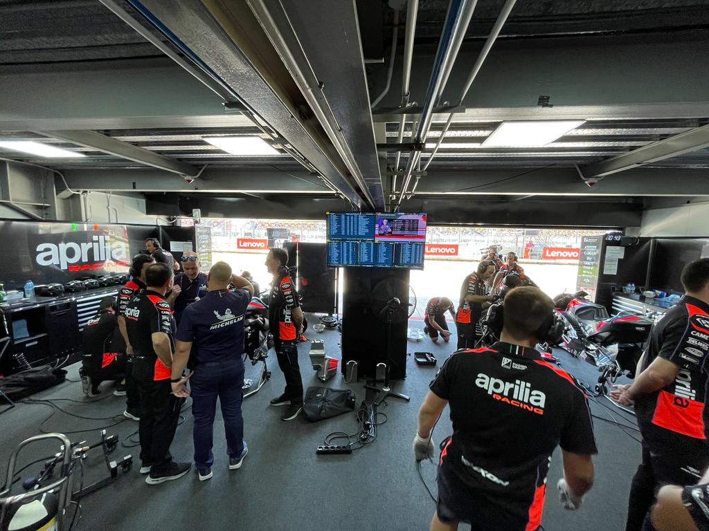 Aktivitas kru di paddock MotoGP.