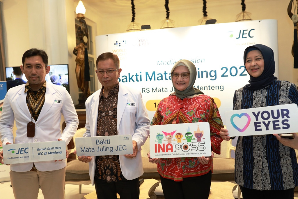 (ki-ka) Dr. Referano Agustiawan, SpM(K), Dr. Gusti G Suardana, SpM(K), DR. dr. Feti Karfiati Memed, SpM(K), MKes, dan Dr. Julie Dewi Barliana, SpM (K), M. Biomed pada saat sesi media Bakti Sosial Operasi Mata Juling JEC, di Jakarta(10/14).