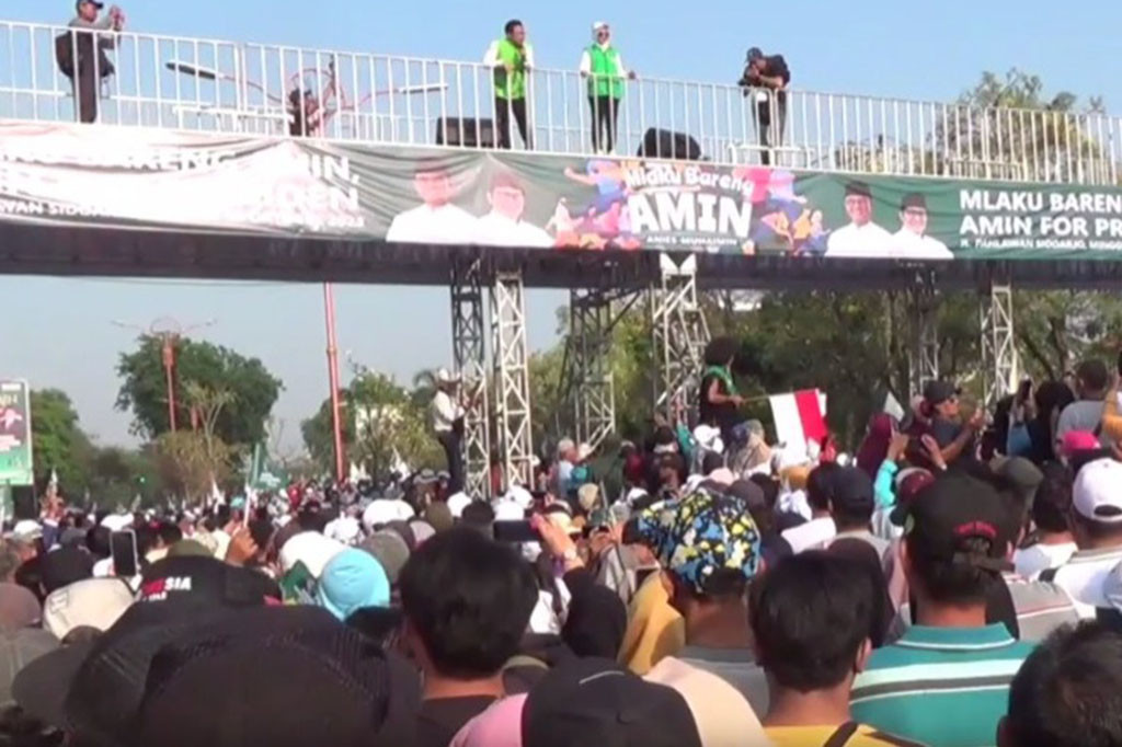 Massa 'Mlaku Bareng Amin' Padati Bundaran Adipura Sidoarjo