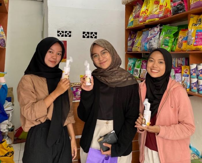 <i>Cat Lovers</i> Merapat! Kenalin Sampo Kucing Tanpa Dibilas Inovasi Mahasiswa IPB