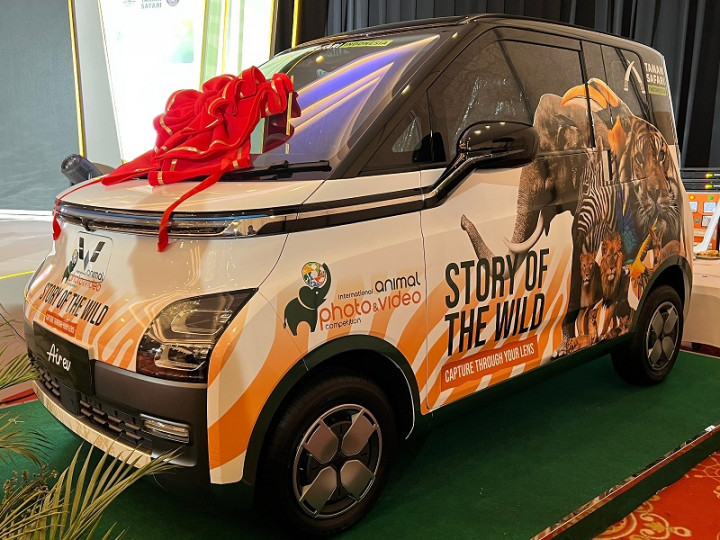 Bermodal Jepretan Satwa Liar, Pria Ini Bawa Pulang Wuling Air ev