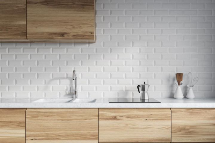 7 Cara Membersihkan <i>Backsplash</i> sesuai dengan Jenisnya