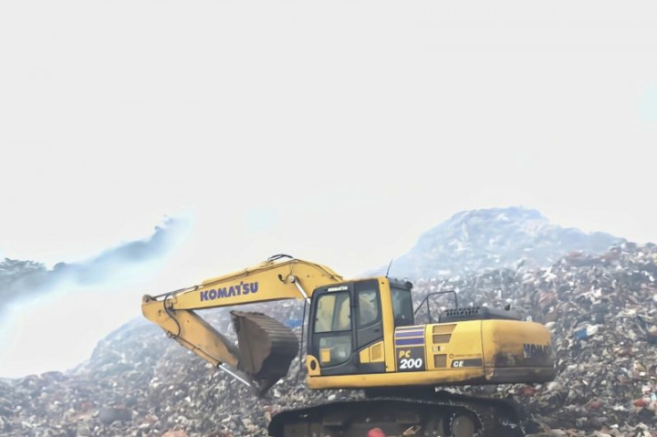 Pemkot Bandar Lampung Tambah Alat Berat Padamkan Kebakaran TPA Bakung