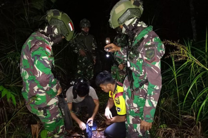 Satgas Pamtas Tangkap 2 WNA Malaysia Bawa Sabu di Perbatasan