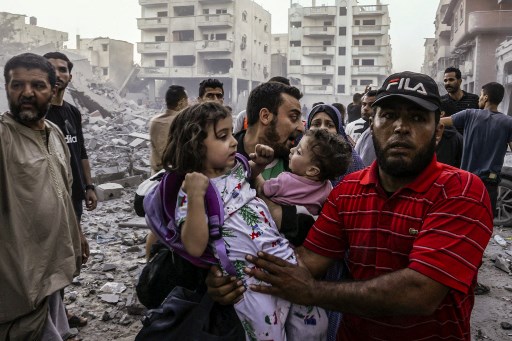 Warga Gaza berupaya keluar melalui perbatasan Rafah. Foto: AFP