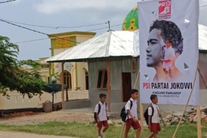 Baliho 'PSI Partai Jokowi' Menjamur di Kota Labuan Bajo