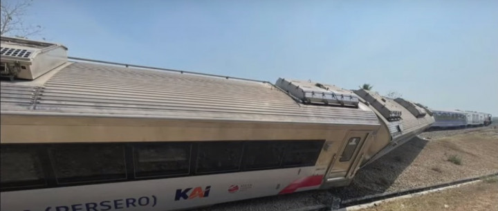 Kereta Api Argo Semeru Anjlok dan Terguling