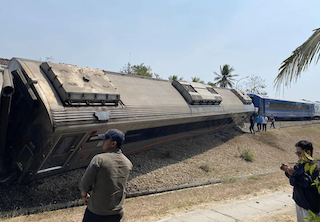Petugas Evakuasi KA Argo Semeru Rute Surabaya-Jakarta Terguling di Wates
