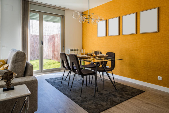 Punya Lahan Terbatas? Begini Cara Menggabungkan Ruang Makan dan <i>Living Room</i>