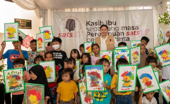 Peduli Perkembangan Anak dengan Berbagi Alat Timbang di Posyandu