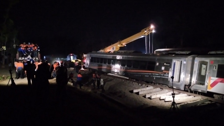 Crane Mulai Evakuasi Gerbong KA Argo Semeru Anjlok di Kulon Progo