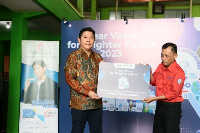 Program Rohto Peduli membagikan kacamata gratis di berbagai sekolah di Bogor, Bandung, dan Palembang. (Foto: Dok. Istimewa)
