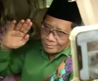 Berbaju Hijau, Mahfud MD Merapat ke DPP PDIP