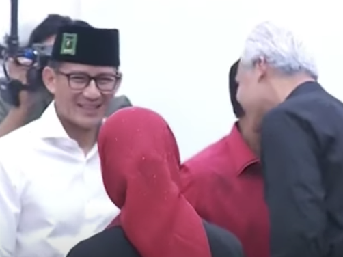 Ganjar Buru-buru Salami dan Peluk Sandiaga Uno usai Megawati Tetapkan Mahfud MD Cawapres