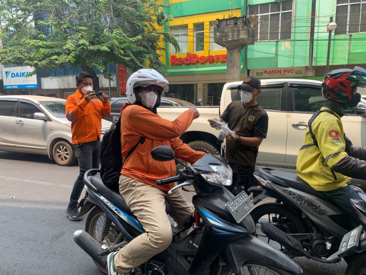 BPBD Sumsel Bagikan Masker Halau Kabut Asap di Palembang