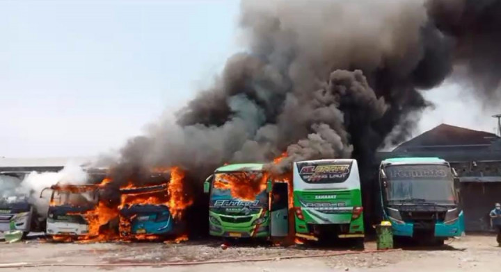 5 Bus Hangus usai Garasi PO Bus Sahabat Cirebon Terbakar