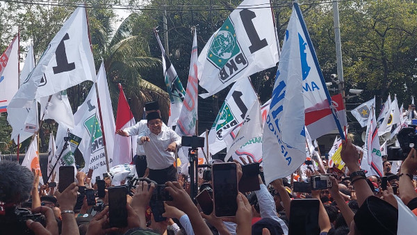 Puluhan Ribu Massa Sambut Kedatangan Anies-Muhaimin di KPU