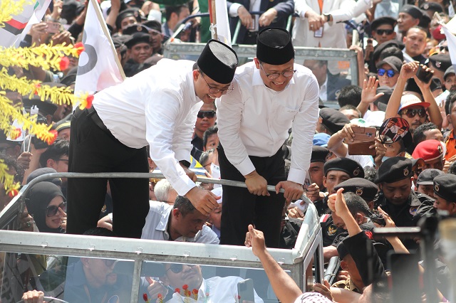 Ribuan Simpatisan Antar AMIN sebagai Pendaftar Pertama Pilpres 2024