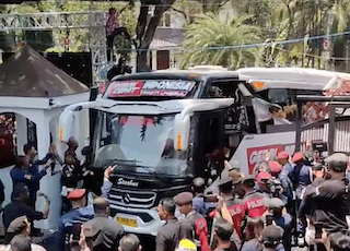 Bus yang Ditumpangi Megawati Cs Nyangkut saat Masuk ke Gerbang Kantor KPU