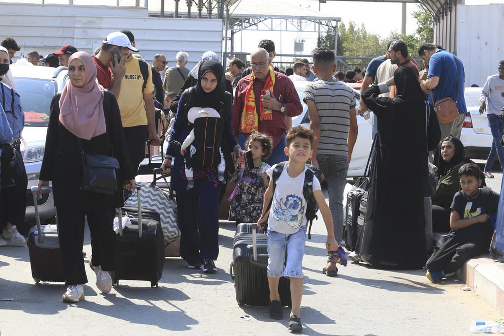 Warga Gaza yang berupaya keluar Palestina dari perbatasan Rafah, Mesir. Foto: AFP