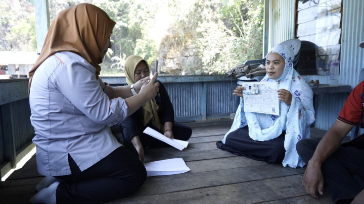Juru Bayar Pos Indonesia Tak Kenal Menyerah Distribusikan Bansos Sembako dan PKH ke Pedalaman Sulsel