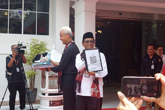 Curhat Mahfud MD Soal Baju di Depan KPU RI: 'Sekarang Saya Pakai ke KPU'