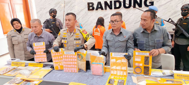 Kompak Jadi Pengedar Sabu, Ibu dan Anak di Bandung Ditangkap