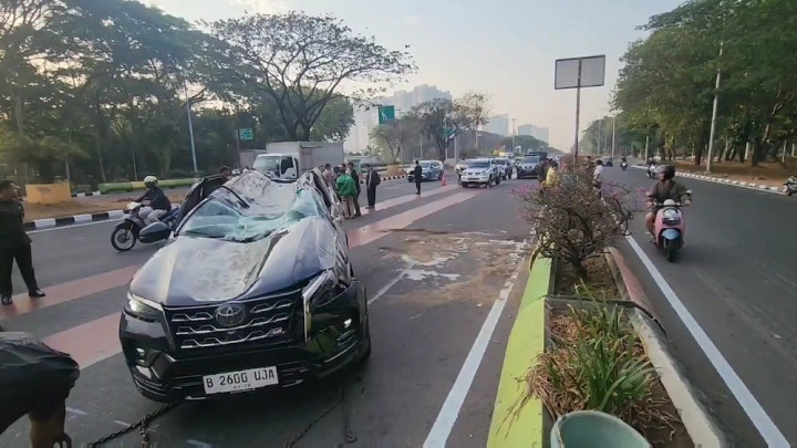 Mobil SUV Terbalik di Kemayoran, Pengemudi Tewas